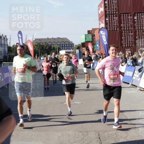 03.10.2025 - Köhlbrandbrückenlauf Jannik Wohlers http://msf.ph/oto/9060095 03.10.2025 13:12:40 Ziel 4048, 4391, 4392, 4527, 4609, 4700, 4855, 4858, 4864, 4873, 4973, 4975, 5874, 5916, 6466, 6588 meine-sportfotos.de