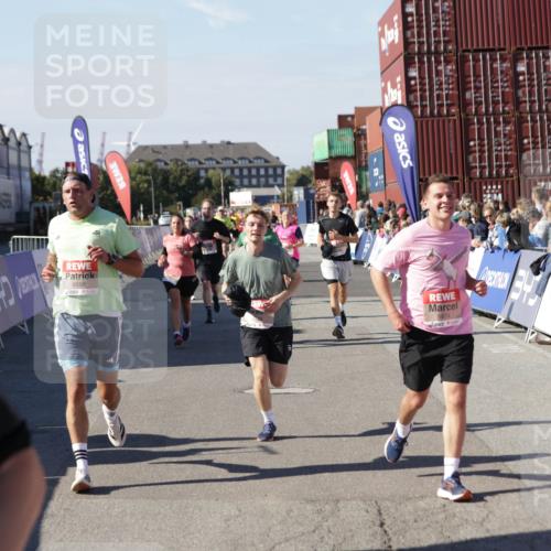 03.10.2025 - Köhlbrandbrückenlauf Jannik Wohlers http://msf.ph/oto/9060097 03.10.2025 13:12:40 Ziel 4048, 4391, 4392, 4527, 4609, 4700, 4855, 4858, 4864, 4873, 4973, 4975, 5874, 5916, 6466, 6588 meine-sportfotos.de