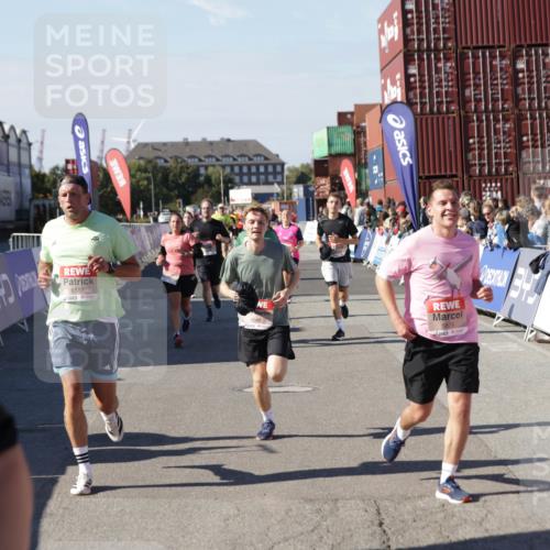 03.10.2025 - Köhlbrandbrückenlauf Jannik Wohlers http://msf.ph/oto/9060098 03.10.2025 13:12:40 Ziel 4048, 4391, 4392, 4527, 4609, 4700, 4855, 4858, 4864, 4873, 4973, 4975, 5874, 5916, 6466, 6588 meine-sportfotos.de