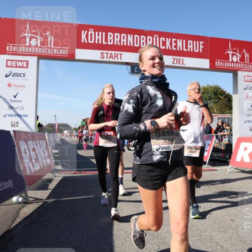 03.10.2025 - Köhlbrandbrückenlauf Lena Gebhardt http://msf.ph/oto/9060101 03.10.2025 13:10:35 Ziel 4386, 4429, 4514, 4710, 4711, 4774, 5229, 5383, 5410, 5689, 5738, 5889, 6024, 6177, 6269, 6273, 6294, 6779, 6781, 6782 meine-sportfotos.de