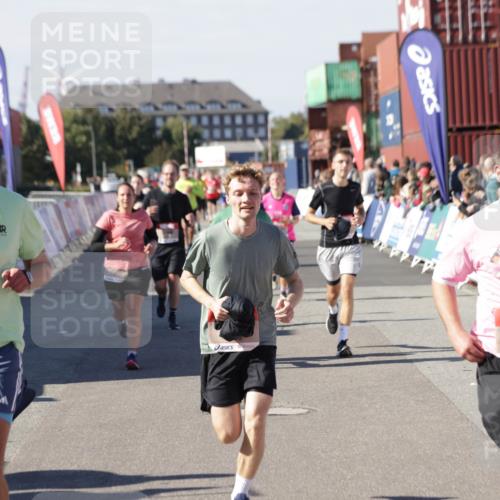 03.10.2025 - Köhlbrandbrückenlauf Jannik Wohlers http://msf.ph/oto/9060104 03.10.2025 13:12:41 Ziel 4048, 4391, 4392, 4527, 4609, 4700, 4855, 4858, 4864, 4873, 4975, 5874, 5916, 6466, 6588 meine-sportfotos.de