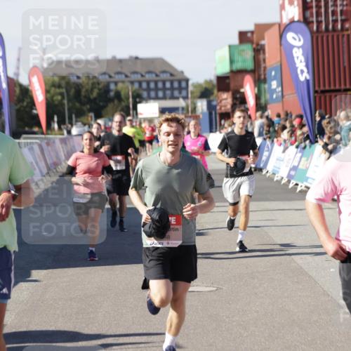 03.10.2025 - Köhlbrandbrückenlauf Jannik Wohlers http://msf.ph/oto/9060111 03.10.2025 13:12:41 Ziel 4048, 4391, 4392, 4527, 4609, 4700, 4855, 4858, 4864, 4873, 4975, 5874, 5916, 6466, 6588 meine-sportfotos.de