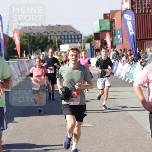 03.10.2025 - Köhlbrandbrückenlauf Jannik Wohlers http://msf.ph/oto/9060118 03.10.2025 13:12:41 Ziel 4048, 4391, 4392, 4527, 4609, 4700, 4855, 4858, 4864, 4873, 4975, 5874, 5916, 6466, 6588 meine-sportfotos.de