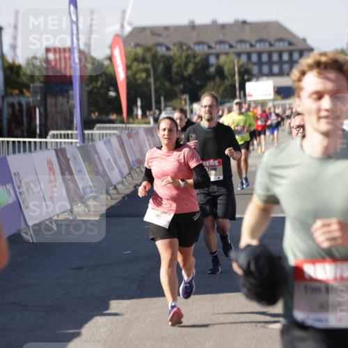 03.10.2025 - Köhlbrandbrückenlauf Jannik Wohlers http://msf.ph/oto/9060142 03.10.2025 13:12:42 Ziel 4048, 4391, 4392, 4527, 4609, 4855, 4858, 4864, 4873, 4975, 5874, 5916, 6466, 6588 meine-sportfotos.de