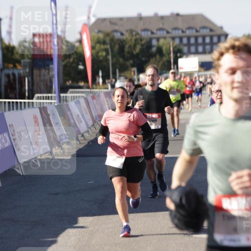 03.10.2025 - Köhlbrandbrückenlauf Jannik Wohlers http://msf.ph/oto/9060148 03.10.2025 13:12:42 Ziel 4048, 4391, 4392, 4527, 4609, 4855, 4858, 4864, 4873, 4975, 5874, 5916, 6466, 6588 meine-sportfotos.de