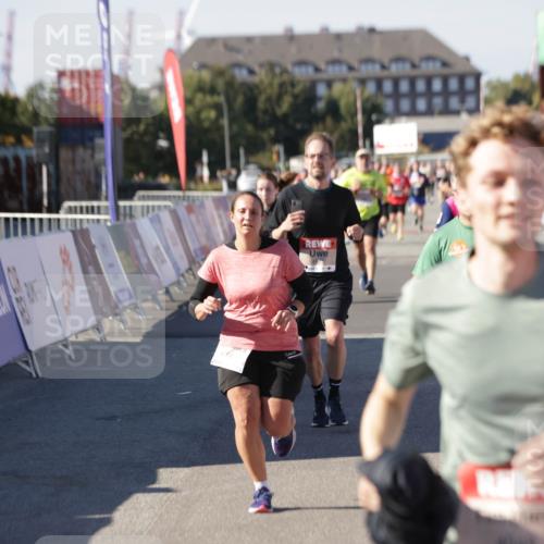 03.10.2025 - Köhlbrandbrückenlauf Jannik Wohlers http://msf.ph/oto/9060151 03.10.2025 13:12:42 Ziel 4048, 4391, 4392, 4527, 4609, 4855, 4858, 4864, 4873, 4975, 5874, 5916, 6466, 6588 meine-sportfotos.de