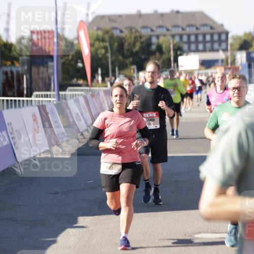 03.10.2025 - Köhlbrandbrückenlauf Jannik Wohlers http://msf.ph/oto/9060172 03.10.2025 13:12:42 Ziel 4048, 4391, 4392, 4527, 4609, 4855, 4858, 4864, 4873, 4975, 5874, 5916, 6466, 6588 meine-sportfotos.de