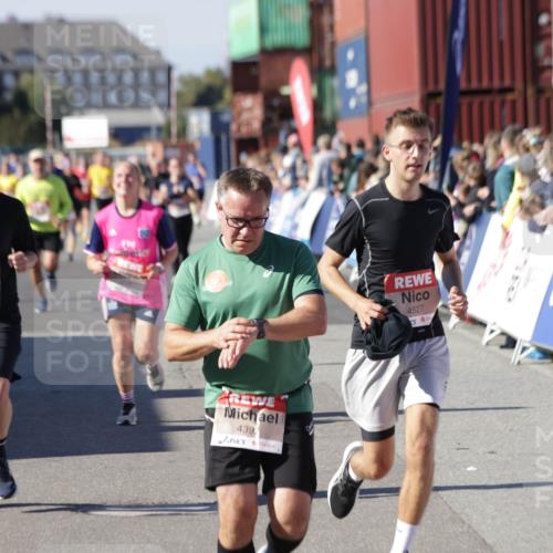 03.10.2025 - Köhlbrandbrückenlauf Jannik Wohlers http://msf.ph/oto/9060192 03.10.2025 13:12:43 Ziel 4048, 4391, 4392, 4527, 4609, 4855, 4858, 4864, 4873, 4975, 5874, 5916, 6466, 6588 meine-sportfotos.de