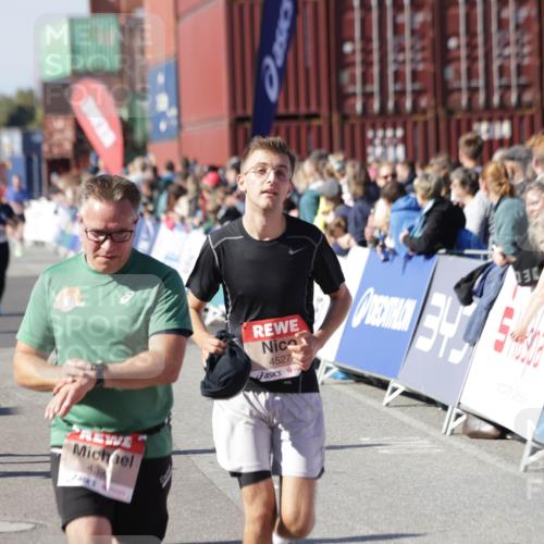 03.10.2025 - Köhlbrandbrückenlauf Jannik Wohlers http://msf.ph/oto/9060206 03.10.2025 13:12:44 Ziel 4048, 4391, 4392, 4527, 4609, 4855, 4858, 4864, 4873, 4975, 5874, 5916, 6466, 6588 meine-sportfotos.de