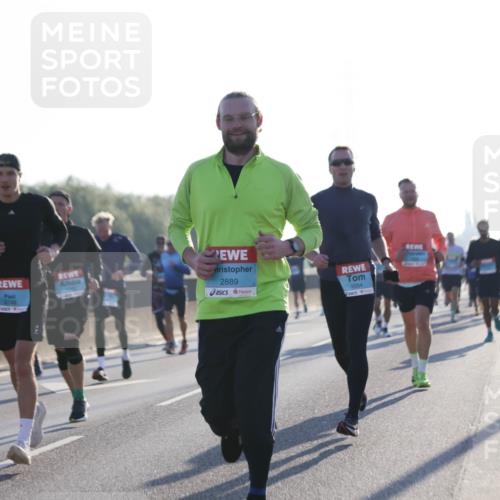 03.10.2025 - Köhlbrandbrückenlauf Jannik Wohlers http://msf.ph/oto/9060214 03.10.2025 09:14:42 Position 3 3749, 2889, 1054 meine-sportfotos.de