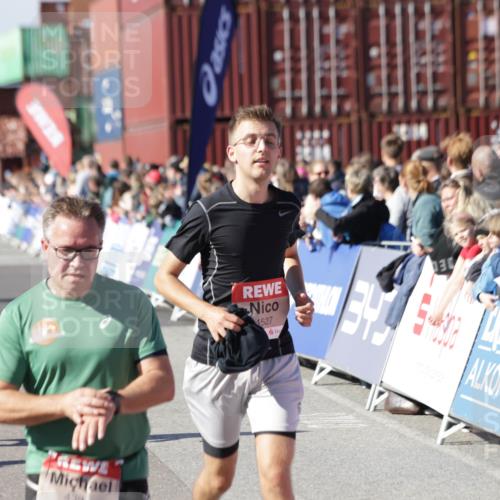 03.10.2025 - Köhlbrandbrückenlauf Jannik Wohlers http://msf.ph/oto/9060227 03.10.2025 13:12:44 Ziel 4048, 4391, 4392, 4527, 4609, 4855, 4858, 4864, 4873, 4975, 5874, 5916, 6466, 6588 meine-sportfotos.de