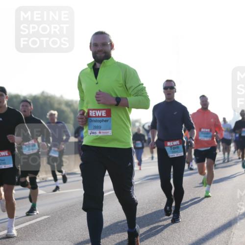 03.10.2025 - Köhlbrandbrückenlauf Jannik Wohlers http://msf.ph/oto/9060233 03.10.2025 09:14:43 Position 3 3749, 2889, 1054 meine-sportfotos.de