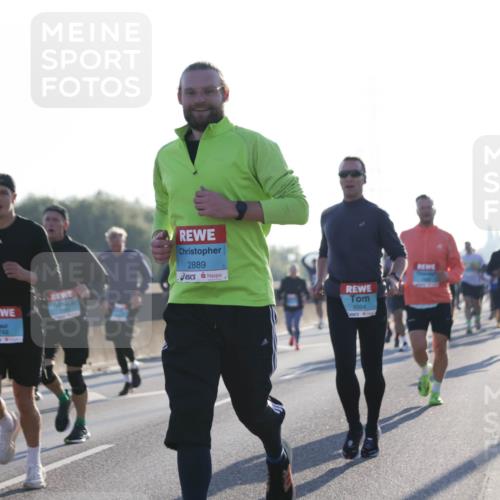 03.10.2025 - Köhlbrandbrückenlauf Jannik Wohlers http://msf.ph/oto/9060234 03.10.2025 09:14:43 Position 3 3749, 2889, 1054 meine-sportfotos.de