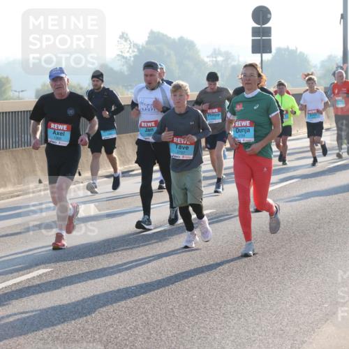03.10.2025 - Köhlbrandbrückenlauf Lena Gebhardt http://msf.ph/oto/9060241 03.10.2025 09:19:11 Position 1 1369, 1491, 3707, 3709 meine-sportfotos.de