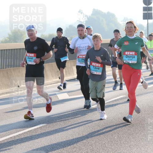 03.10.2025 - Köhlbrandbrückenlauf Lena Gebhardt http://msf.ph/oto/9060250 03.10.2025 09:19:11 Position 1 1369, 149, 3707, 3709 meine-sportfotos.de
