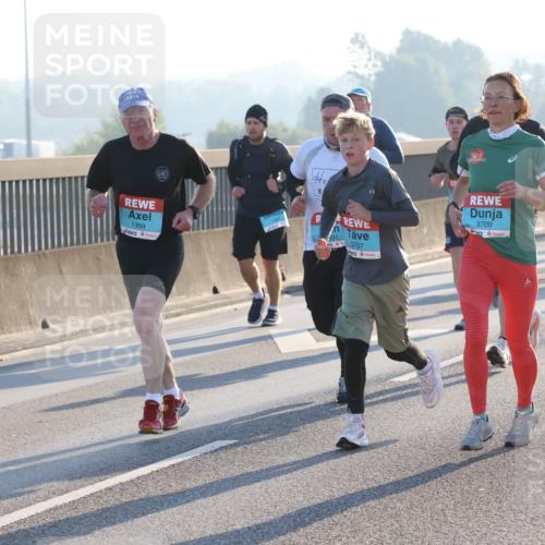 03.10.2025 - Köhlbrandbrückenlauf Lena Gebhardt http://msf.ph/oto/9060256 03.10.2025 09:19:12 Position 1 1369, 3707, 3709 meine-sportfotos.de