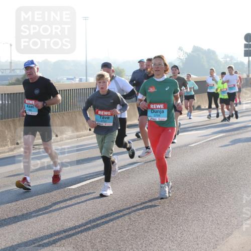 03.10.2025 - Köhlbrandbrückenlauf Lena Gebhardt http://msf.ph/oto/9060290 03.10.2025 09:19:13 Position 1 1369, 3707, 3709 meine-sportfotos.de