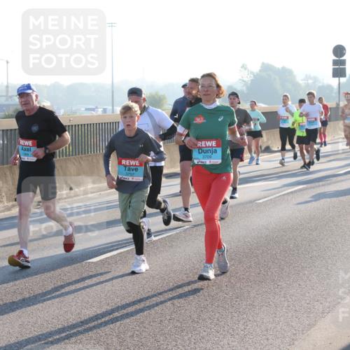 03.10.2025 - Köhlbrandbrückenlauf Lena Gebhardt http://msf.ph/oto/9060300 03.10.2025 09:19:13 Position 1 1369, 3707, 3709 meine-sportfotos.de