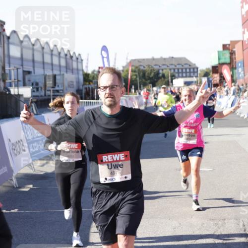 03.10.2025 - Köhlbrandbrückenlauf Jannik Wohlers http://msf.ph/oto/9060319 03.10.2025 13:12:46 Ziel 4048, 4391, 4392, 4527, 4609, 4671, 4855, 4858, 4975, 5874, 5916, 6466, 6588, 6791 meine-sportfotos.de