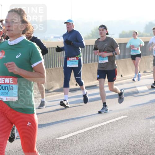 03.10.2025 - Köhlbrandbrückenlauf Lena Gebhardt http://msf.ph/oto/9060335 03.10.2025 09:19:14 Position 1 491, 3709, 1364 meine-sportfotos.de