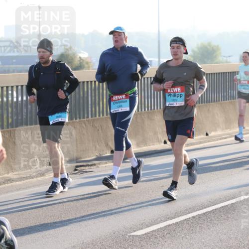 03.10.2025 - Köhlbrandbrückenlauf Lena Gebhardt http://msf.ph/oto/9060348 03.10.2025 09:19:14 Position 1 1680, 1364, 1722, 1878 meine-sportfotos.de