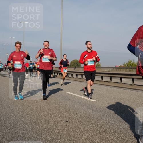 03.10.2025 - Köhlbrandbrückenlauf Fabian Wolf http://msf.ph/oto/9060352 03.10.2025 10:05:12 Position 3 3003, 3004, 2408 meine-sportfotos.de