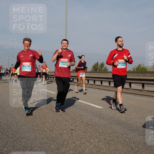 03.10.2025 - Köhlbrandbrückenlauf Fabian Wolf http://msf.ph/oto/9060369 03.10.2025 10:05:12 Position 3 3003, 3004, 2049 meine-sportfotos.de