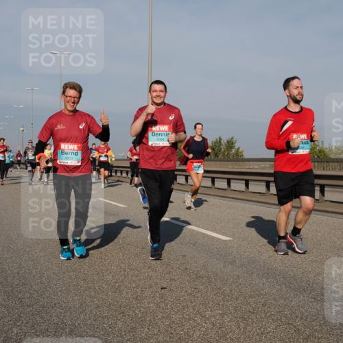 03.10.2025 - Köhlbrandbrückenlauf Fabian Wolf http://msf.ph/oto/9060378 03.10.2025 10:05:12 Position 3 3003, 3004, 2049 meine-sportfotos.de