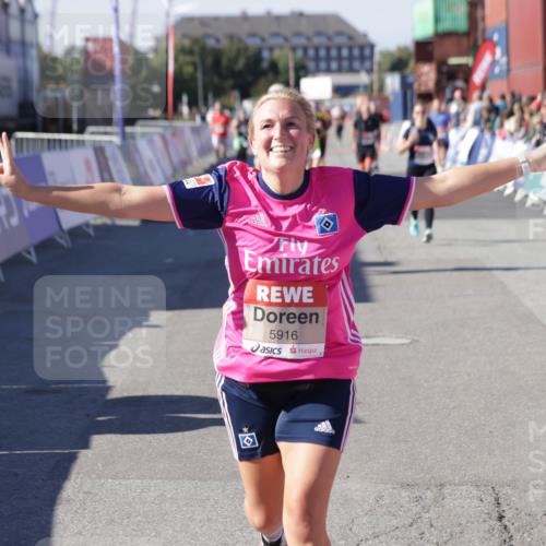03.10.2025 - Köhlbrandbrückenlauf Jannik Wohlers http://msf.ph/oto/9060383 03.10.2025 13:12:48 Ziel 4048, 4391, 4392, 4527, 4671, 4855, 4965, 4975, 5874, 5916, 6497, 6588, 6791 meine-sportfotos.de