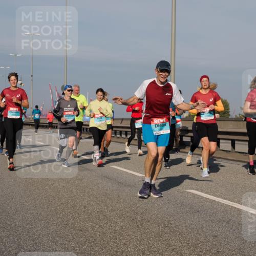 03.10.2025 - Köhlbrandbrückenlauf Fabian Wolf http://msf.ph/oto/9060489 03.10.2025 10:05:16 Position 3 2439, 1984, 2169 meine-sportfotos.de