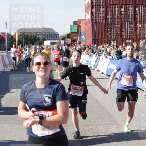 03.10.2025 - Köhlbrandbrückenlauf Jannik Wohlers http://msf.ph/oto/9060512 03.10.2025 13:12:54 Ziel 4446, 4487, 4527, 4559, 4628, 4671, 4855, 4965, 4975, 5381, 5673, 5674, 5916, 6497, 6530, 6791 meine-sportfotos.de