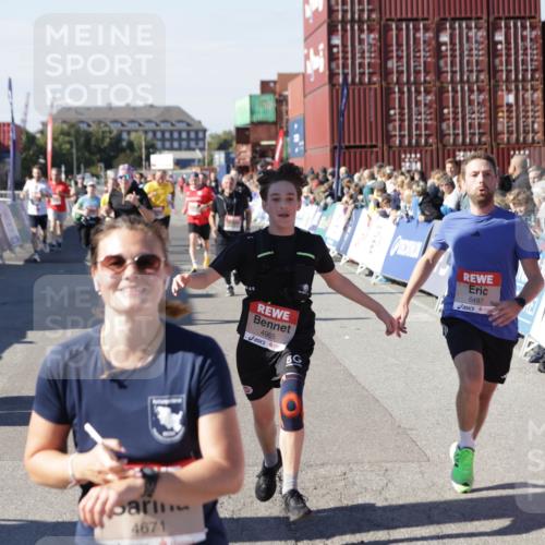 03.10.2025 - Köhlbrandbrückenlauf Jannik Wohlers http://msf.ph/oto/9060524 03.10.2025 13:12:54 Ziel 4446, 4487, 4527, 4559, 4628, 4671, 4855, 4965, 4975, 5381, 5673, 5674, 5916, 6497, 6530, 6791 meine-sportfotos.de