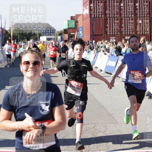 03.10.2025 - Köhlbrandbrückenlauf Jannik Wohlers http://msf.ph/oto/9060527 03.10.2025 13:12:54 Ziel 4446, 4487, 4527, 4559, 4628, 4671, 4855, 4965, 4975, 5381, 5673, 5674, 5916, 6497, 6530, 6791 meine-sportfotos.de