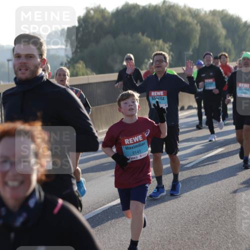 03.10.2025 - Köhlbrandbrückenlauf Jannik Wohlers http://msf.ph/oto/9060621 03.10.2025 09:22:42 Position 3 2141 meine-sportfotos.de