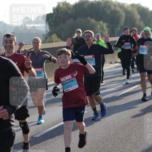 03.10.2025 - Köhlbrandbrückenlauf Jannik Wohlers http://msf.ph/oto/9060647 03.10.2025 09:22:42 Position 3 3826, 707, 2141 meine-sportfotos.de