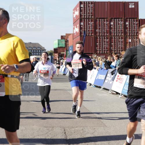 03.10.2025 - Köhlbrandbrückenlauf Jannik Wohlers http://msf.ph/oto/9060652 03.10.2025 13:13:01 Ziel 4446, 4487, 4528, 4559, 4628, 4671, 4748, 4965, 5051, 5381, 5673, 5674, 6303, 6496, 6497, 6530, 6705, 6742, 6791 meine-sportfotos.de