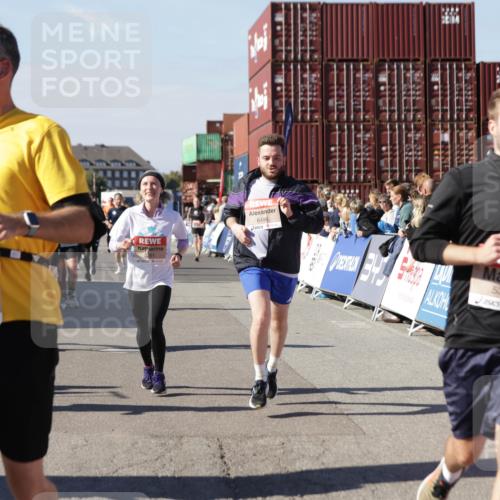 03.10.2025 - Köhlbrandbrückenlauf Jannik Wohlers http://msf.ph/oto/9060654 03.10.2025 13:13:01 Ziel 4446, 4487, 4528, 4559, 4628, 4671, 4748, 4965, 5051, 5381, 5673, 5674, 6303, 6496, 6497, 6530, 6705, 6742, 6791 meine-sportfotos.de