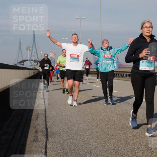03.10.2025 - Köhlbrandbrückenlauf Fabian Wolf http://msf.ph/oto/9060693 03.10.2025 10:05:22 Position 3 3520, 3519, 2103 meine-sportfotos.de