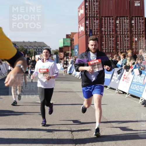 03.10.2025 - Köhlbrandbrückenlauf Jannik Wohlers http://msf.ph/oto/9060699 03.10.2025 13:13:01 Ziel 4446, 4487, 4528, 4559, 4628, 4671, 4748, 4965, 5051, 5381, 5673, 5674, 6303, 6496, 6497, 6530, 6705, 6742, 6791 meine-sportfotos.de