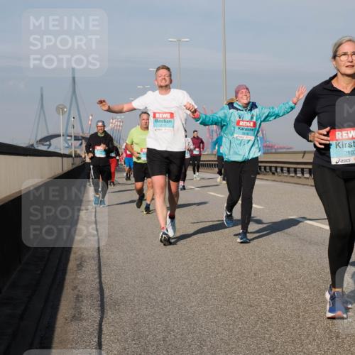 03.10.2025 - Köhlbrandbrückenlauf Fabian Wolf http://msf.ph/oto/9060703 03.10.2025 10:05:22 Position 3 3520, 3519, 2103 meine-sportfotos.de