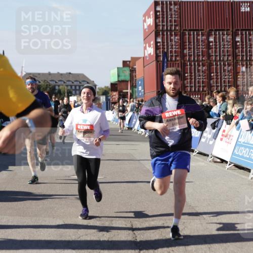 03.10.2025 - Köhlbrandbrückenlauf Jannik Wohlers http://msf.ph/oto/9060704 03.10.2025 13:13:01 Ziel 4446, 4487, 4528, 4559, 4628, 4671, 4748, 4965, 5051, 5381, 5673, 5674, 6303, 6496, 6497, 6530, 6705, 6742, 6791 meine-sportfotos.de