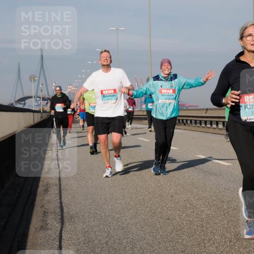 03.10.2025 - Köhlbrandbrückenlauf Fabian Wolf http://msf.ph/oto/9060713 03.10.2025 10:05:22 Position 3 3520, 3519, 2103 meine-sportfotos.de