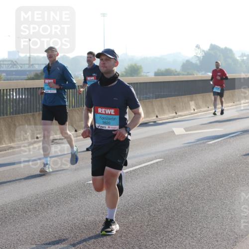 03.10.2025 - Köhlbrandbrückenlauf Lena Gebhardt http://msf.ph/oto/9060717 03.10.2025 09:19:23 Position 1 3820 meine-sportfotos.de