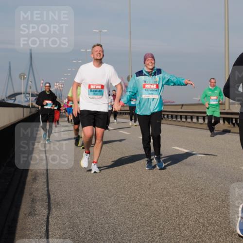 03.10.2025 - Köhlbrandbrückenlauf Fabian Wolf http://msf.ph/oto/9060730 03.10.2025 10:05:22 Position 3 3520, 3519, 2103 meine-sportfotos.de