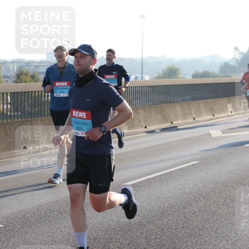 03.10.2025 - Köhlbrandbrückenlauf Lena Gebhardt http://msf.ph/oto/9060733 03.10.2025 09:19:24 Position 1 3228, 3820 meine-sportfotos.de