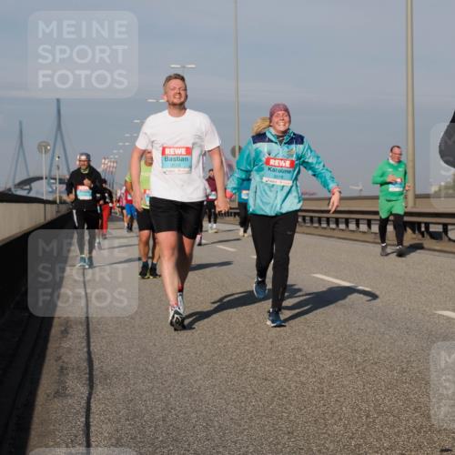 03.10.2025 - Köhlbrandbrückenlauf Fabian Wolf http://msf.ph/oto/9060736 03.10.2025 10:05:23 Position 3 3520, 3519 meine-sportfotos.de