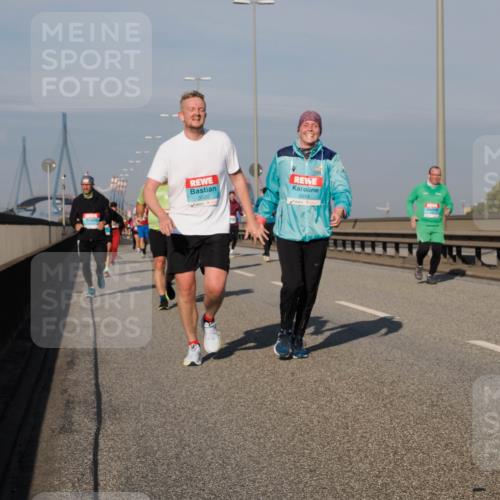 03.10.2025 - Köhlbrandbrückenlauf Fabian Wolf http://msf.ph/oto/9060745 03.10.2025 10:05:23 Position 3 3520, 3519 meine-sportfotos.de