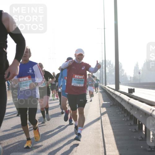 03.10.2025 - Köhlbrandbrückenlauf Jannik Wohlers http://msf.ph/oto/9060749 03.10.2025 09:14:52 Position 3 2777, 1025, 1033, 5, 7 meine-sportfotos.de