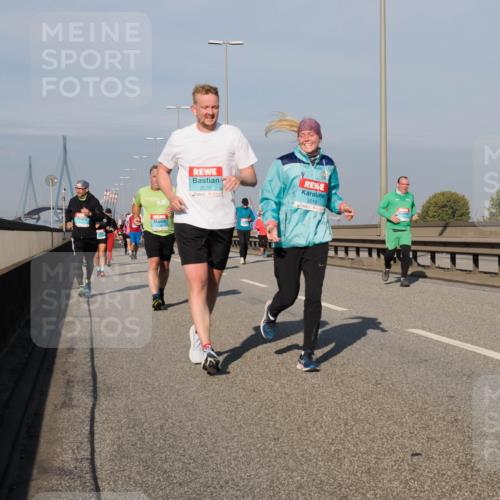 03.10.2025 - Köhlbrandbrückenlauf Fabian Wolf http://msf.ph/oto/9060773 03.10.2025 10:05:23 Position 3 3520, 3519 meine-sportfotos.de