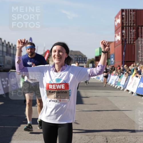 03.10.2025 - Köhlbrandbrückenlauf Jannik Wohlers http://msf.ph/oto/9060778 03.10.2025 13:13:03 Ziel 4446, 4487, 4528, 4559, 4628, 4748, 4965, 5051, 5381, 5673, 5674, 6303, 6393, 6496, 6497, 6530, 6705, 6742, 6755 meine-sportfotos.de